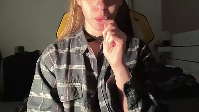 Snapshot of petiteetoile chatting on February 2026 02:35:01 PM petiteetoile online show from February 2026 02:35:01 PM