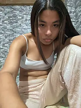 Snapshot of Romie_rous chatting on May 2026 06:47:02 PM Romie rous online show from May 2026 06:47:02 PM