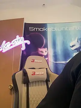 Snapshot of Smokebluntafterblunt chatting on May 2026 07:20:02 PM Smokebluntafterblunt online show from May 2026 07:20:02 PM