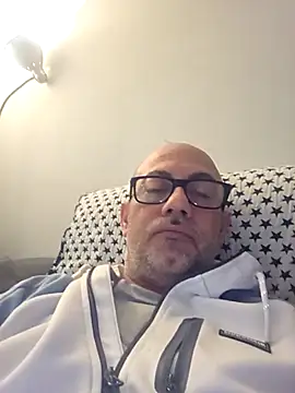 Snapshot of pareja47 chatting on May 2026 06:35:01 PM pareja47 online show from May 2026 06:35:01 PM
