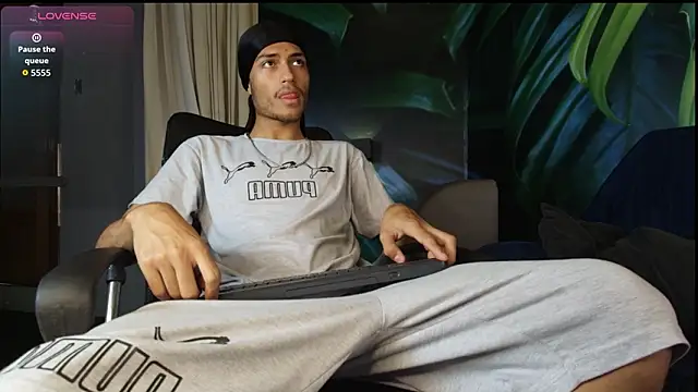 Snapshot of ItsZairen chatting on February 2026 03:54:01 AM ItsZairen online show from February 2026 03:54:01 AM