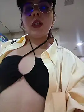Snapshot of Yulska chatting on April 2026 09:35:01 PM Yulska online show from April 2026 09:35:01 PM
