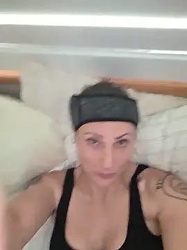 Snapshot of SylviaSunday chatting on June 2026 10:23:02 PM SylviaSunday online show from June 2026 10:23:02 PM