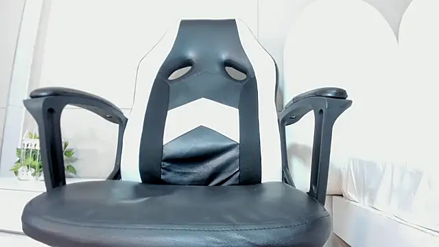 luna bradley  online show from March 2026 12:21:01 PM