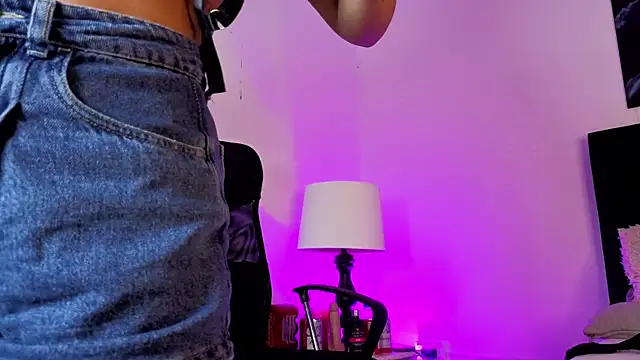 Snapshot of KateValenciaa chatting on April 2026 12:20:01 PM KateValenciaa online show from April 2026 12:20:01 PM