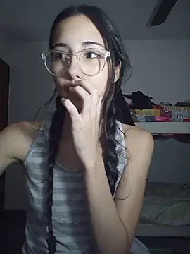 isaaabelaaa online show from April 2026 11:00:01 PM