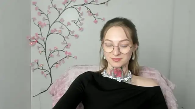 Esmi Winter online show from March 2026 06:46:01 PM