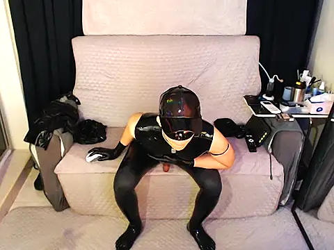Snapshot of RubberGummi chatting on May 2026 11:33:02 PM RubberGummi online show from May 2026 11:33:02 PM