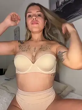 Snapshot of GabrielaS_ chatting on April 2026 10:05:02 PM GabrielaS online show from April 2026 10:05:02 PM