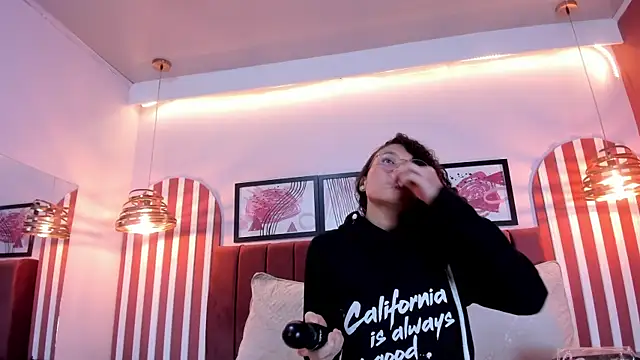 Snapshot of candice_johnss chatting on April 2026 12:28:01 PM candice johnss online show from April 2026 12:28:01 PM