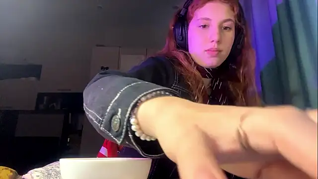 Snapshot of AliceCarrol chatting on February 2026 02:27:01 PM AliceCarrol online show from February 2026 02:27:01 PM