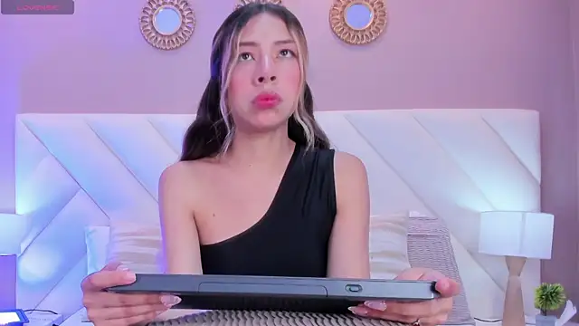 ValeryGomezz online show from April 2026 01:53:02 PM