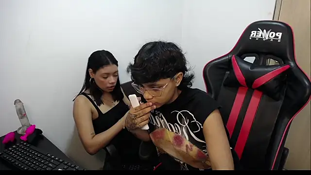 Snapshot of CherryGirlsXX chatting on March 2026 01:29:02 AM CherryGirlsXX online show from March 2026 01:29:02 AM