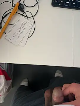 awesomemilkss online show from April 2026 09:39:33 PM