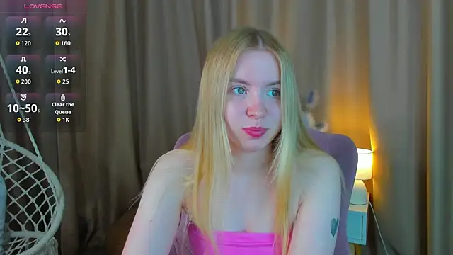 Snapshot of Linda__Bloom chatting on June 2026 12:35:02 AM Linda Bloom online show from June 2026 12:35:02 AM