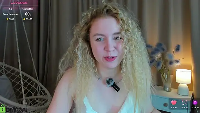 Snapshot of Linda__Bloom chatting on June 2026 12:44:01 AM Linda Bloom online show from June 2026 12:44:01 AM