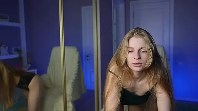 Snapshot of AlisMil chatting on February 2026 09:54:01 AM AlisMil online show from February 2026 09:54:01 AM