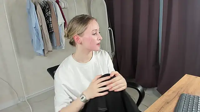 Snapshot of TraceeRebollar chatting on February 2026 12:47:02 PM TraceeRebollar online show from February 2026 12:47:02 PM