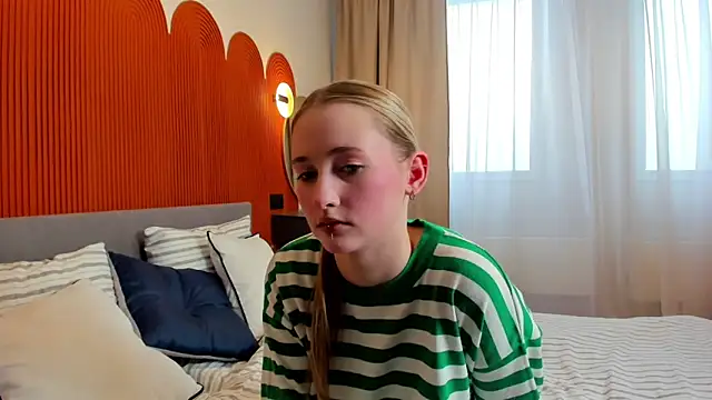 Snapshot of TraceeRebollar chatting on February 2026 01:00:02 PM TraceeRebollar online show from February 2026 01:00:02 PM