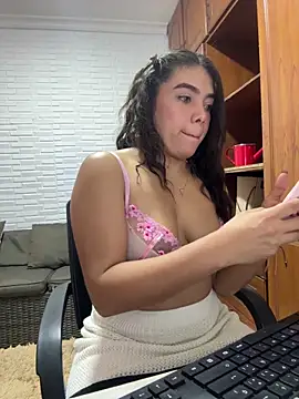 Luna rousse26 online show from May 2026 01:40:01 PM