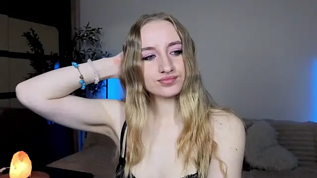 Snapshot of Oxy_Foxie chatting on May 2026 06:57:01 PM Oxy Foxie online show from May 2026 06:57:01 PM