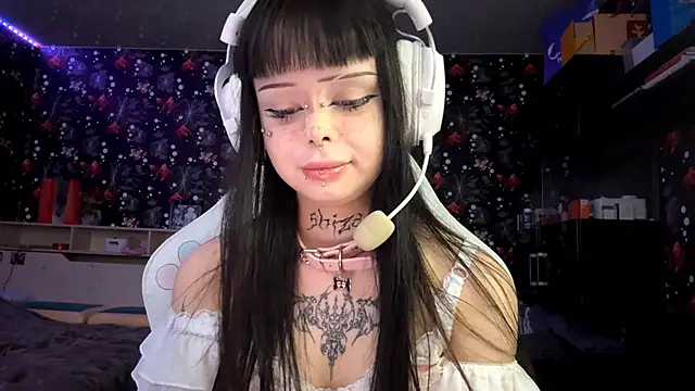 Luna Sohotti online show from March 2026 01:35:02 PM