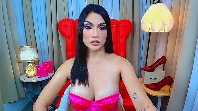 Snapshot of Laureen_Hilton chatting on July 2026 12:00:02 PM Laureen Hilton online show from July 2026 12:00:02 PM