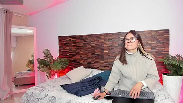 aleessiia online show from April 2026 02:06:01 PM