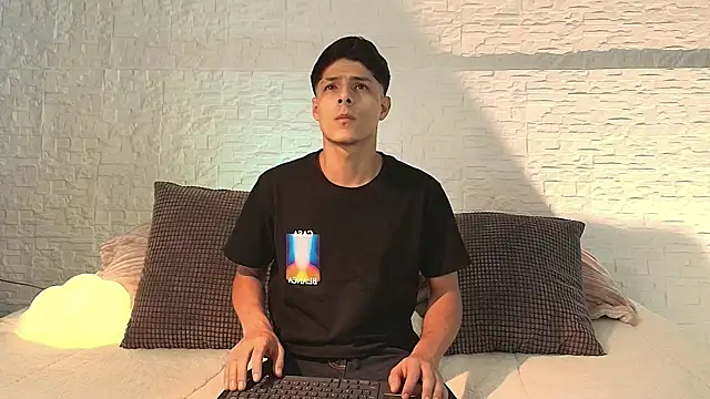 Snapshot of Eliassalvatore_ chatting on April 2026 05:32:02 PM Eliassalvatore online show from April 2026 05:32:02 PM