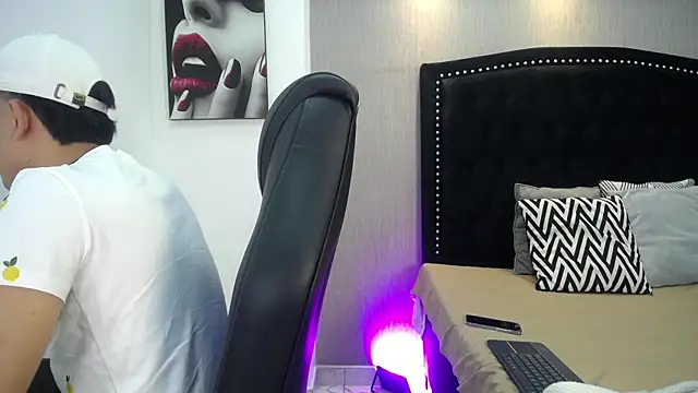 NewYoungHot online show from April 2026 08:24:02 PM