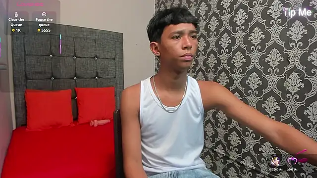 Snapshot of Little_Twink19x chatting on April 2026 07:27:02 PM Little Twink19x online show from April 2026 07:27:02 PM