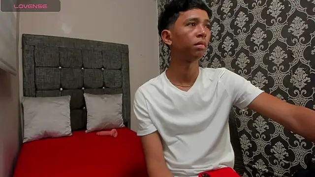 Snapshot of Little_Twink19x chatting on May 2026 07:52:01 PM Little Twink19x online show from May 2026 07:52:01 PM