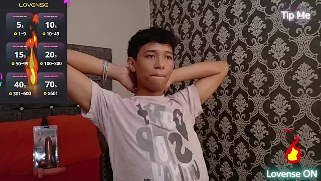 Snapshot of Little_Twink19x chatting on May 2026 07:21:01 PM Little Twink19x online show from May 2026 07:21:01 PM