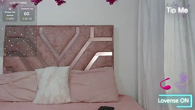 Roxy-Fox  online show from April 2026 03:29:01 AM