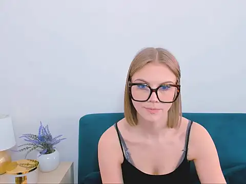 StormiSmooth online show from April 2026 10:28:01 AM