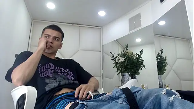 Snapshot of SanttiiBuck chatting on February 2026 12:05:02 PM SanttiiBuck online show from February 2026 12:05:02 PM