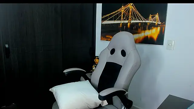 Snapshot of MEGAAN_HILTONN chatting on April 2026 11:13:02 PM MEGAAN HILTONN online show from April 2026 11:13:02 PM