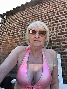 Snapshot of Heidiblueeyes chatting on May 2026 01:19:01 PM Heidiblueeyes online show from May 2026 01:19:01 PM