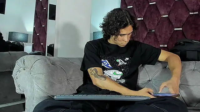 Snapshot of TonyBenedetti chatting on April 2026 09:39:33 PM TonyBenedetti online show from April 2026 09:39:33 PM