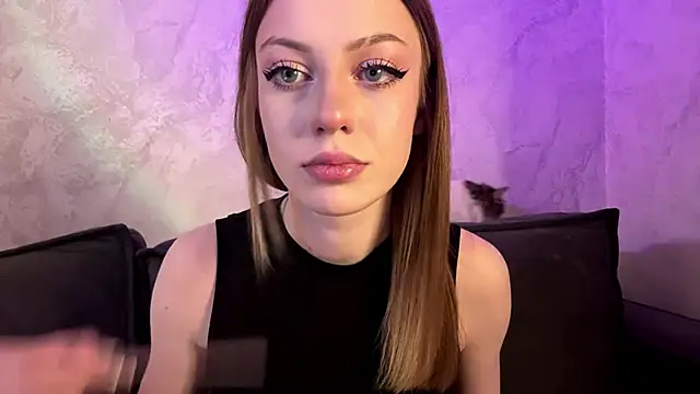 Snapshot of Rosalielue chatting on April 2026 08:00:02 PM Rosalielue online show from April 2026 08:00:02 PM