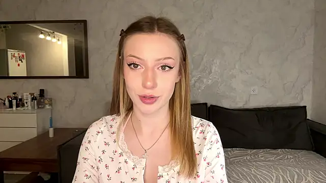 Rosalielue online show from June 2026 06:00:02 PM