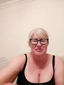 FlirtyFleur-x online show from April 2026 07:09:02 PM