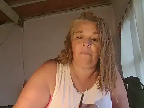 Snapshot of momismilf544 chatting on April 2026 08:28:02 PM momismilf544 online show from April 2026 08:28:02 PM