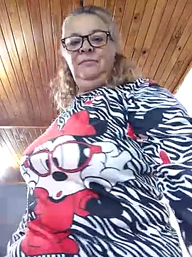 Snapshot of momismilf544 chatting on April 2026 01:33:02 PM momismilf544 online show from April 2026 01:33:02 PM