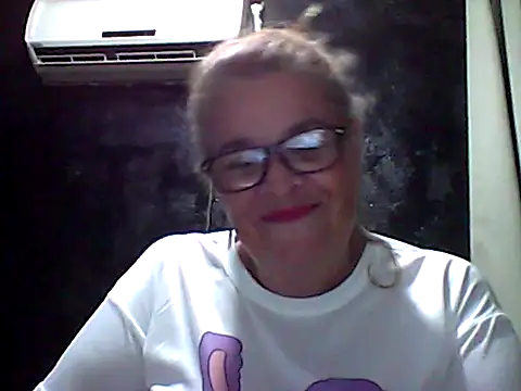 Snapshot of momismilf544 chatting on April 2026 03:01:02 AM momismilf544 online show from April 2026 03:01:02 AM