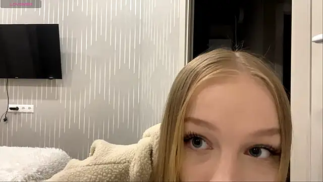 Anika Socutehe online show from May 2026 10:05:01 PM