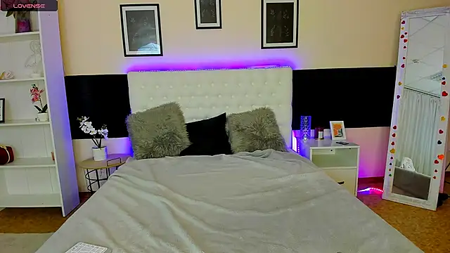 Snapshot of DellaRows chatting on May 2026 05:45:02 AM DellaRows online show from May 2026 05:45:02 AM