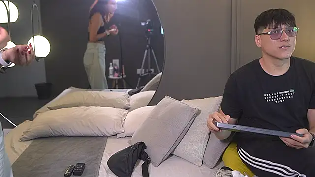 Mia and Belmonth online show from March 2026 06:51:02 PM