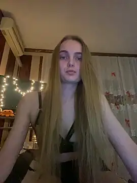 Snapshot of LunaVey chatting on May 2026 06:38:01 PM LunaVey online show from May 2026 06:38:01 PM