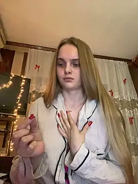 Snapshot of LunaVey chatting on June 2026 06:24:02 PM LunaVey online show from June 2026 06:24:02 PM